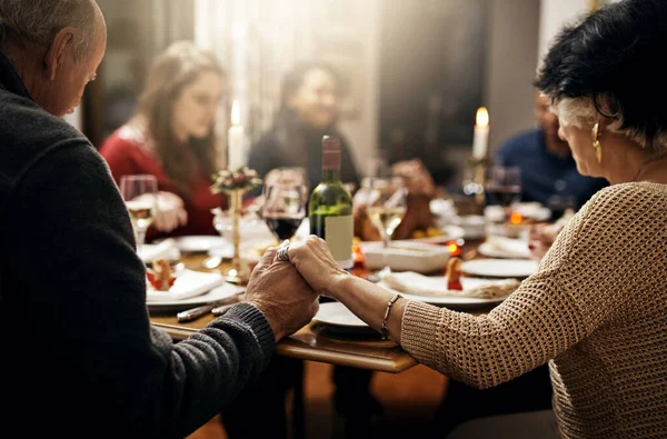 Makanan Ucapan Syukur Dan Tangan Yang Dipegang Dengan Keluarga Meja — Stok Foto