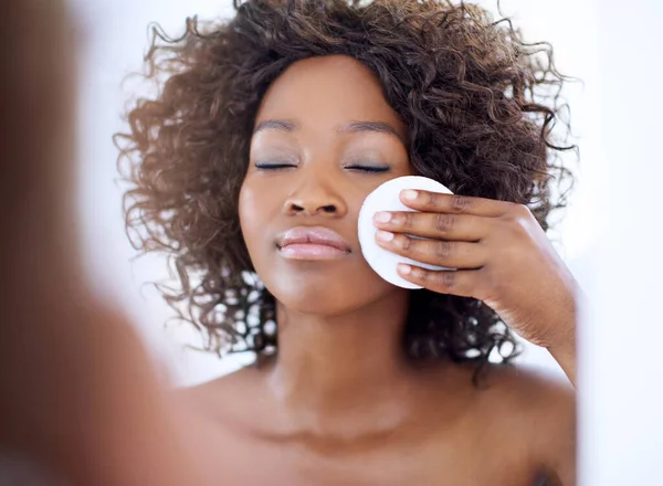 Reveal Your Glow Beautiful Young Woman Her Daily Beauty Routine — Stock Photo, Image