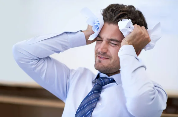 Demasiado Para Manejar Empresario Estresado Sosteniendo Papel Arrugado Cabeza — Foto de Stock
