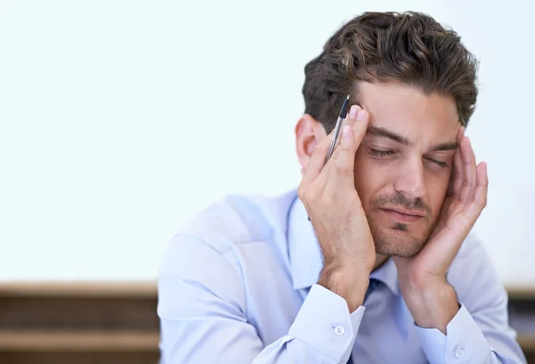 Estressado Com Dor Empresário Estressado Com Uma Expressão Dolorosa — Fotografia de Stock
