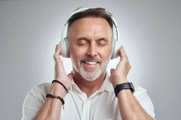 Music Calms Chaos Head Studio Shot Mature Man Wearing Headphones — Stock Photo, Image