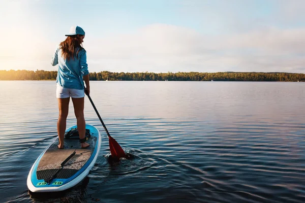 Ute Och Utforskar Vattnet Ung Kvinna Paddla Ombord Sjö — Stockfoto