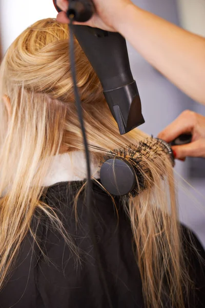 Cheveux Manipulés Avec Soin Une Jeune Femme Coiffée Par Coiffeur — Photo