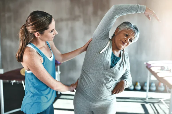Dehnen Hilfe Und Alte Frau Mit Personal Trainer Für Fitness — Stockfoto