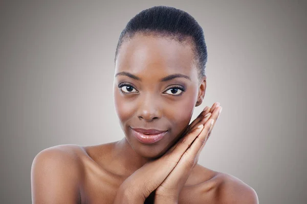 Perfekte Haut Eine Schöne Afrikanisch Amerikanische Frau Lächelt Und Berührt — Stockfoto