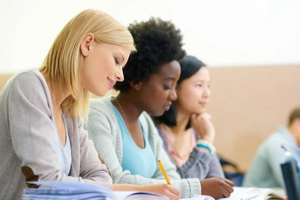 Csupa Fül Előadás Vizsgateremben Ülő Női Egyetemi Hallgatók — Stock Fotó