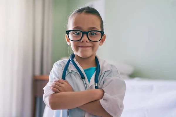 Kind Porträt Und Spielender Arzt Mit Lächeln Brille Und Stethoskop — Stockfoto