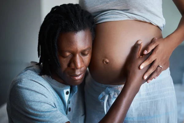 Familia Todo Para Joven Feliz Sosteniendo Escuchando Sus Esposas Embarazadas —  Fotos de Stock