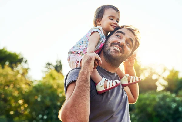 Apa Lánya Mosoly Vállán Parkban Bizalommal Boldogsággal Vagy Szeretettel Nyári — Stock Fotó