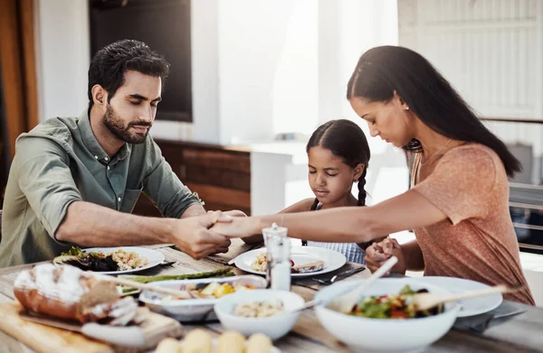 この食べ物と家族に祝福を 屋外で一緒に食事をする前に祈りの手を携えている若い家族 — ストック写真