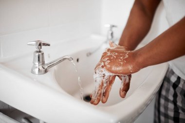 Temiz, hijyen ve tuvalette ellerini sabunla yıkayan kişi sağlık, sağlık ve bakteri önleme için. Koruma, ev ve adam sabah rutini olarak evinde suyla el temizliği yapıyor..