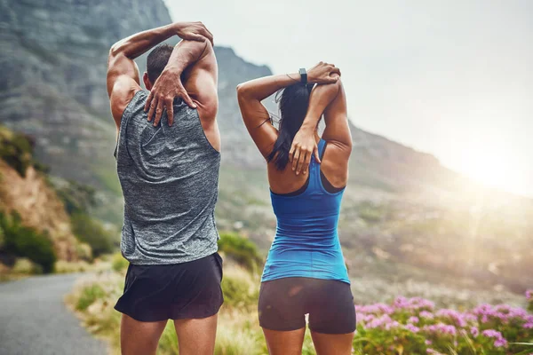 健身和伸展与一对运动夫妇在野外的性质的有氧锻炼或耐力锻炼 与在大自然中一起训练的男女运动员一起锻炼 热身或准备 — 图库照片