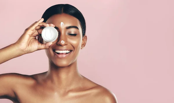 Happy Huidverzorging Vrouw Met Crème Container Studio Geïsoleerd Roze Achtergrond — Stockfoto