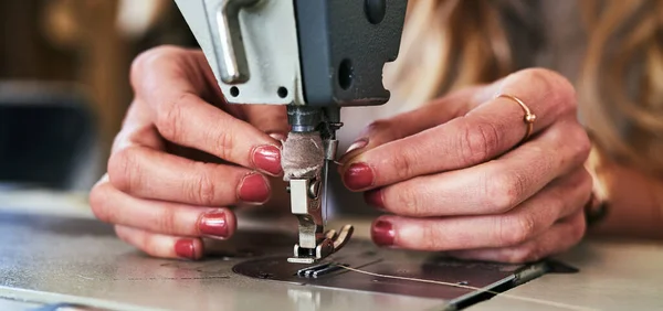 바느질을 작업실에서 재봉틀을 사용하는 디자이너 — 스톡 사진