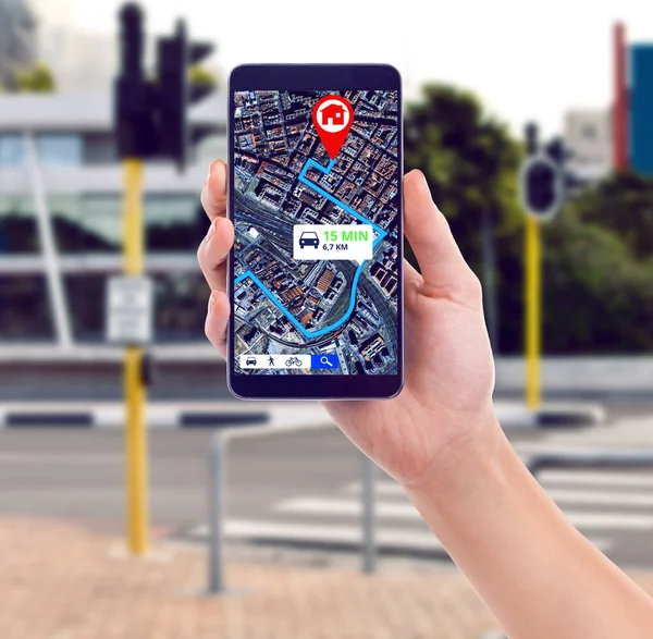 Yakın Çekim Şehir Elde Akıllı Bir Telefon Harita Yön Seyahat — Stok fotoğraf