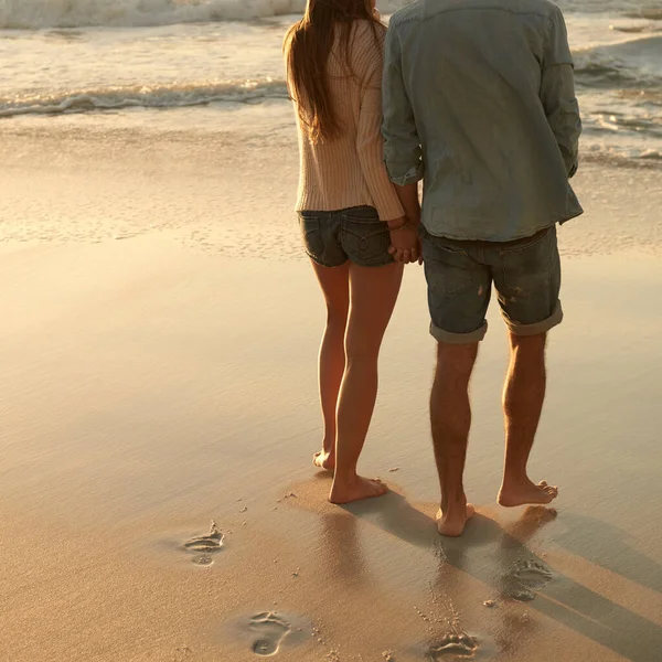Bindung Strand Schnappschuss Von Einem Paar Das Bei Sonnenuntergang Strand — Stockfoto