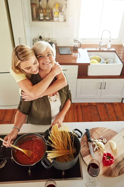 Hug Woman Portrait Happy Mother Cooking Food Healthy Diet Meal — Stock Photo, Image