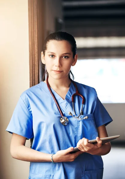사람을 돌보는 좋아한다 디지털 태블릿으로 일하는 간호사 — 스톡 사진