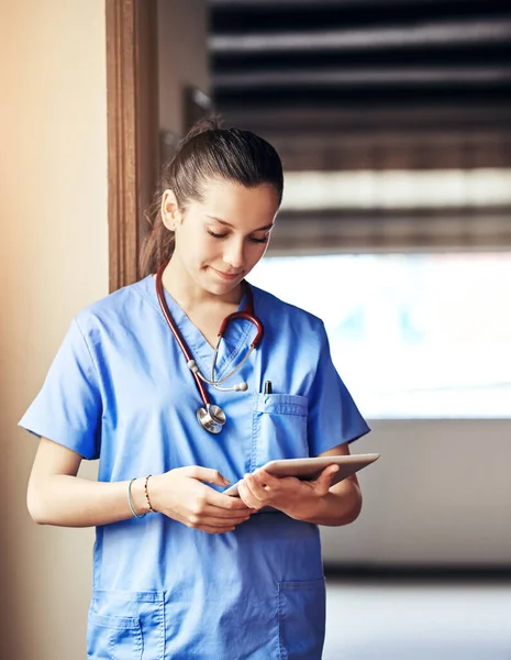 환자의 상태를 파악하는 디지털 태블릿으로 일하는 간호사 — 스톡 사진