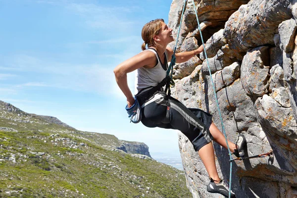 Escalada Rocha Céu Azul Desafio Com Mulher Montanha Para Espaço — Fotografia de Stock