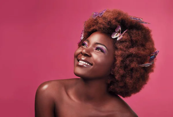 Pensar Sorrir Mulher Negra Com Borboletas Seu Cabelo Fantasia Natural — Fotografia de Stock