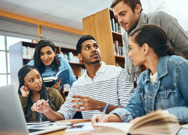 Education Talking Students Studying Library Group Project Teamwork Learning Diversity — Stock Photo, Image