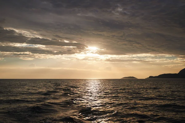 Море Солнце Встречаются Друг Другом Прекрасный Океан Золотым Закатом — стоковое фото