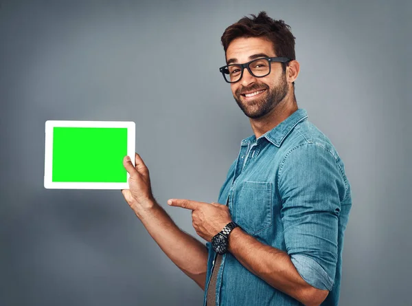 Homem Feliz Tablet Apontando Para Tela Verde Para Publicidade Contra — Fotografia de Stock