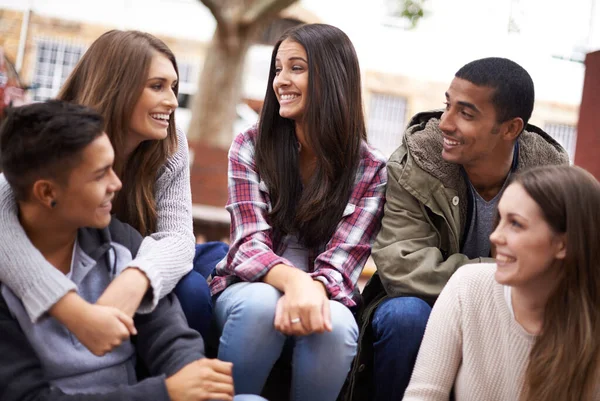 사람들은 캠퍼스에서 대화를 나누고 밖에서 이야기하고 웃는다 다양성 그리고 학생들은 — 스톡 사진