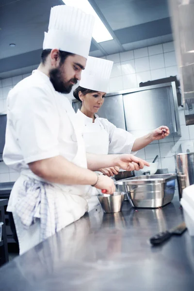 Cada Chef Necesita Segundo Par Manos Chefs Preparando Servicio Comidas —  Fotos de Stock
