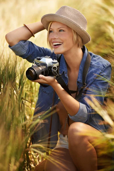 うわぁ カメラを持っている魅力的な若い女性とオープンフィールドで驚いて見て — ストック写真