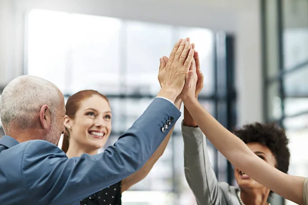 Empresários Mãos Alto Cinco Reunião Para Trabalho Equipe Confiança Colaboração — Fotografia de Stock