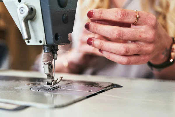 재봉틀을 여자의 과소평가하지 작업실에서 재봉틀을 사용하는 디자이너 — 스톡 사진