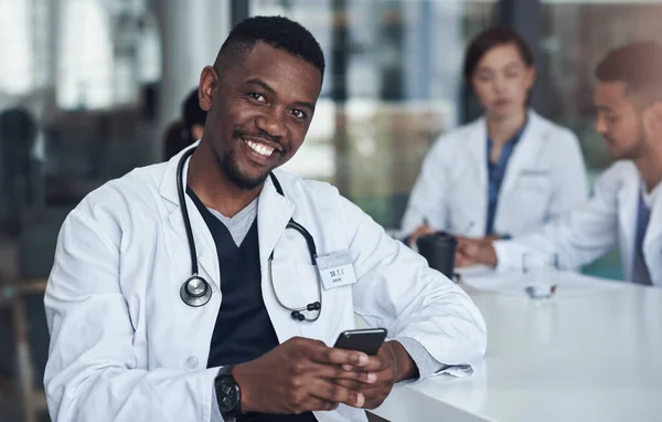 Receber Mensagens Entes Queridos Jovem Médico Masculino Usando Seu Smartphone — Fotografia de Stock