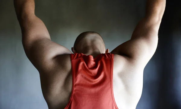 Puxe Para Cima Costas Homem Ginásio Fazendo Desenvolvimento Musculação Compromisso — Fotografia de Stock