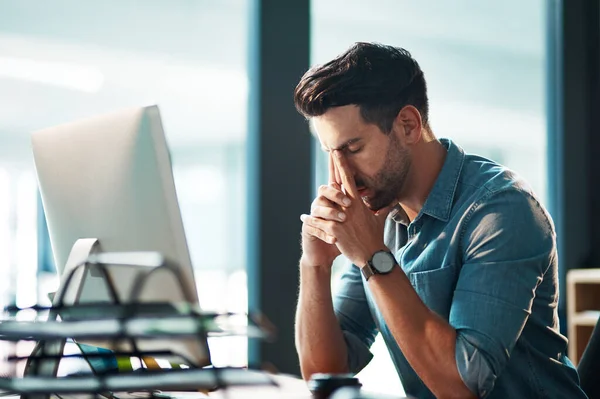Homem Dor Cabeça Estresse Computador Escritório Para Problema Burnout Crise — Fotografia de Stock