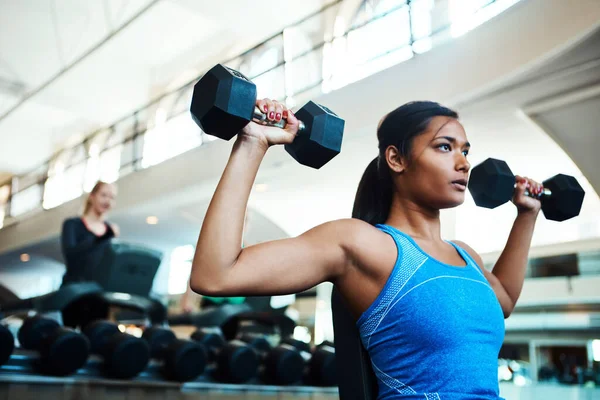 Set Bar Higher Attractive Young Woman Working Out Dumbbells Gym — Stock Photo, Image