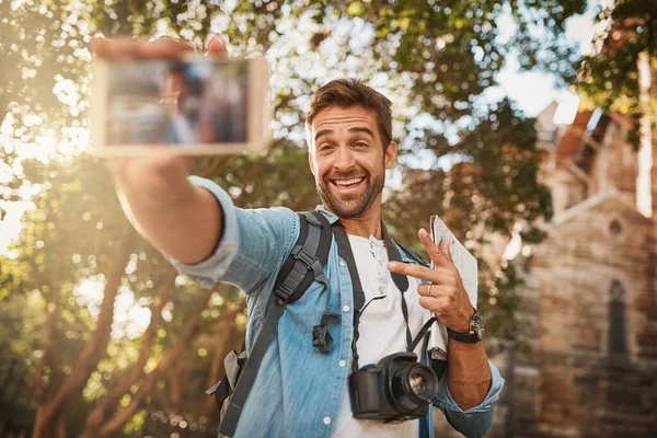 Homem Feliz Turista Selfie Sinal Paz Uma Cidade Para Viajar — Fotografia de Stock