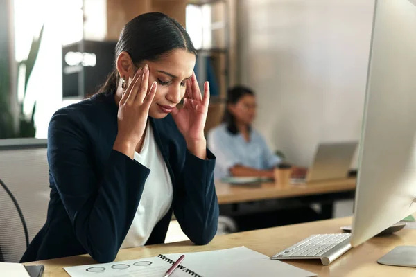 Ten Mail Przyprawia Ból Głowy Młoda Bizneswoman Doświadcza Bólu Głowy — Zdjęcie stockowe