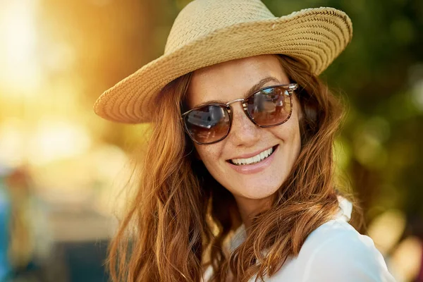 You Ready Summer Know Attractive Young Woman Enjoying Summers Day — Stock Photo, Image