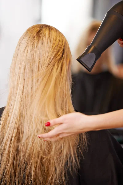 Pflege Ihrer Haare Eine Junge Frau Lässt Sich Von Einem — Stockfoto