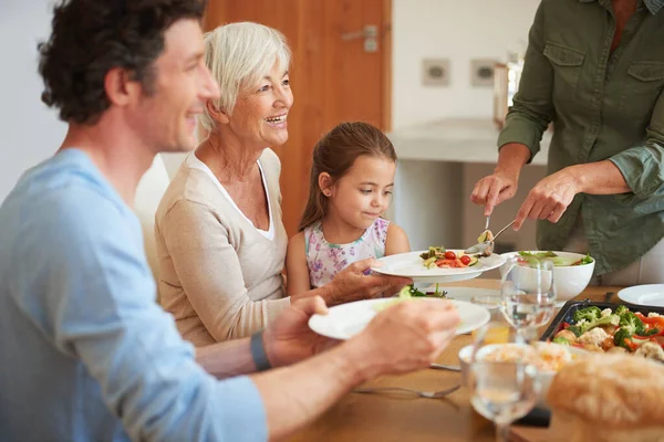 Szép Idők Családdal Egy Többgenerációs Család Együtt Ebédel — Stock Fotó