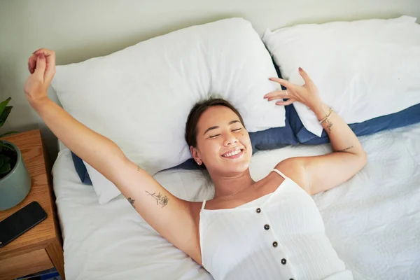 Проснись Пой Высокий Угол Съемки Привлекательной Молодой Женщины Лежащей Кровати — стоковое фото