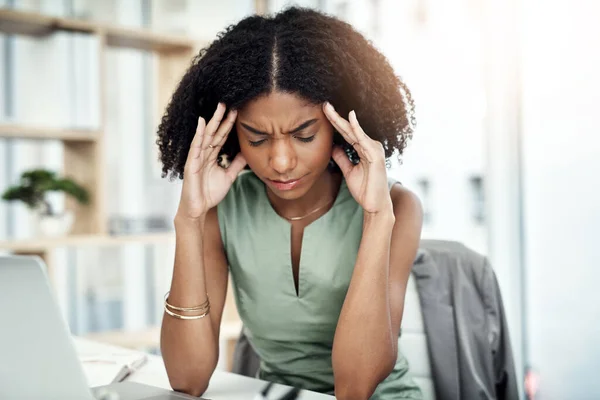 Estresse Ansiedade Mulher Negra Escritório Com Dor Cabeça Por Pressão — Fotografia de Stock