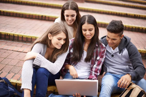 친구들 캠퍼스 노트북으로 대화하고 학교에서 배우고 합니다 다양성 학생들 컴퓨터로 — 스톡 사진