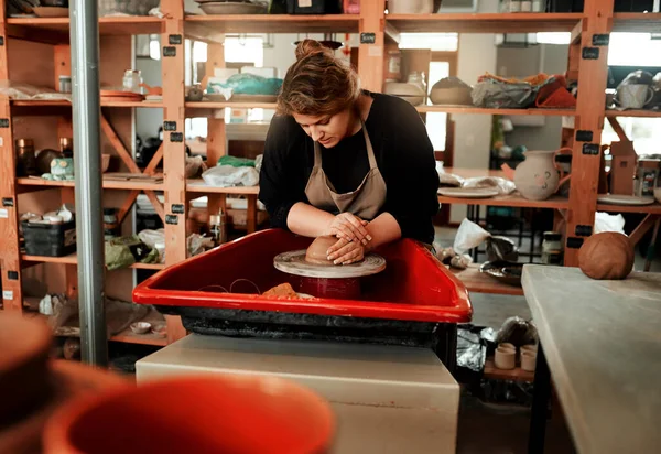 我的生意是从一个轮子和粘土开始的 但成长得很快 在她的陶器作坊工作的女工匠 — 图库照片