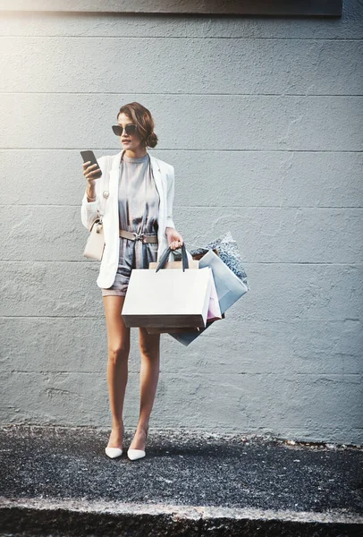 Τηλέφωνο Τσάντα Για Ψώνια Και Γυναίκα Φόντο Τοίχου Για Online — Φωτογραφία Αρχείου