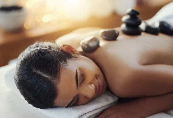 Vrolijke Vrouw Ontspannen Slapen Rock Massage Spa Voor Huidverzorging Schoonheid — Stockfoto