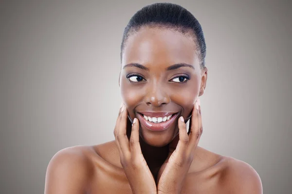 見事な美しさと柔らかい肌 美しいアフリカ系アメリカ人の女性が笑顔と彼女の顔に触れる クローズアップ — ストック写真
