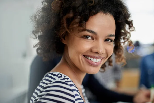 Tvář Moderního Vedení Oříznutý Portrét Krásné Africké Podnikatelky Usmívající Kamery — Stock fotografie